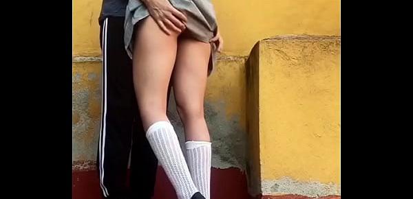  ADOLESCENTES ESTUDIANTES COGEN en PUBLICO, En el PATIO de ATRÁS de la ESCUELA Antes de la Cuarentena, COLEGIALA MEXICANA Se COME TODO EL SEMEN, LE DEJA BIEN LIMPIA LA VERGA